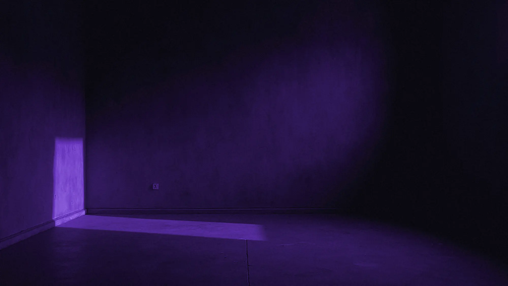 The same stage seen from further back under a violet gel